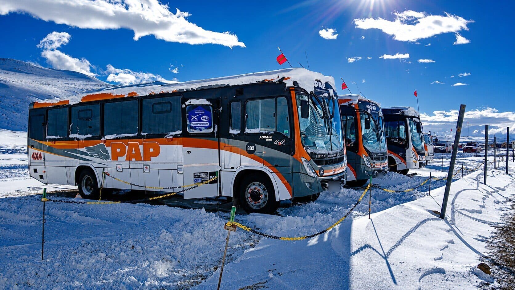 Unidades Bus 4x4 PAP estacionadas sobre nieve en alta montaña