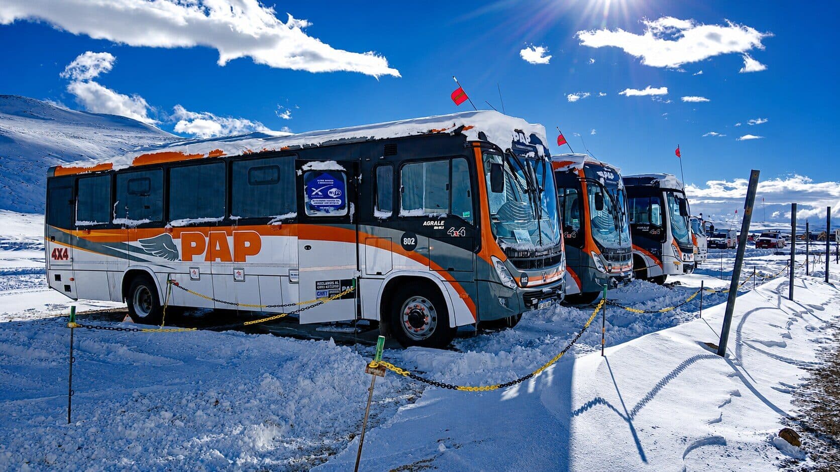 Unidades Bus 4x4 PAP estacionadas sobre nieve en alta montaña