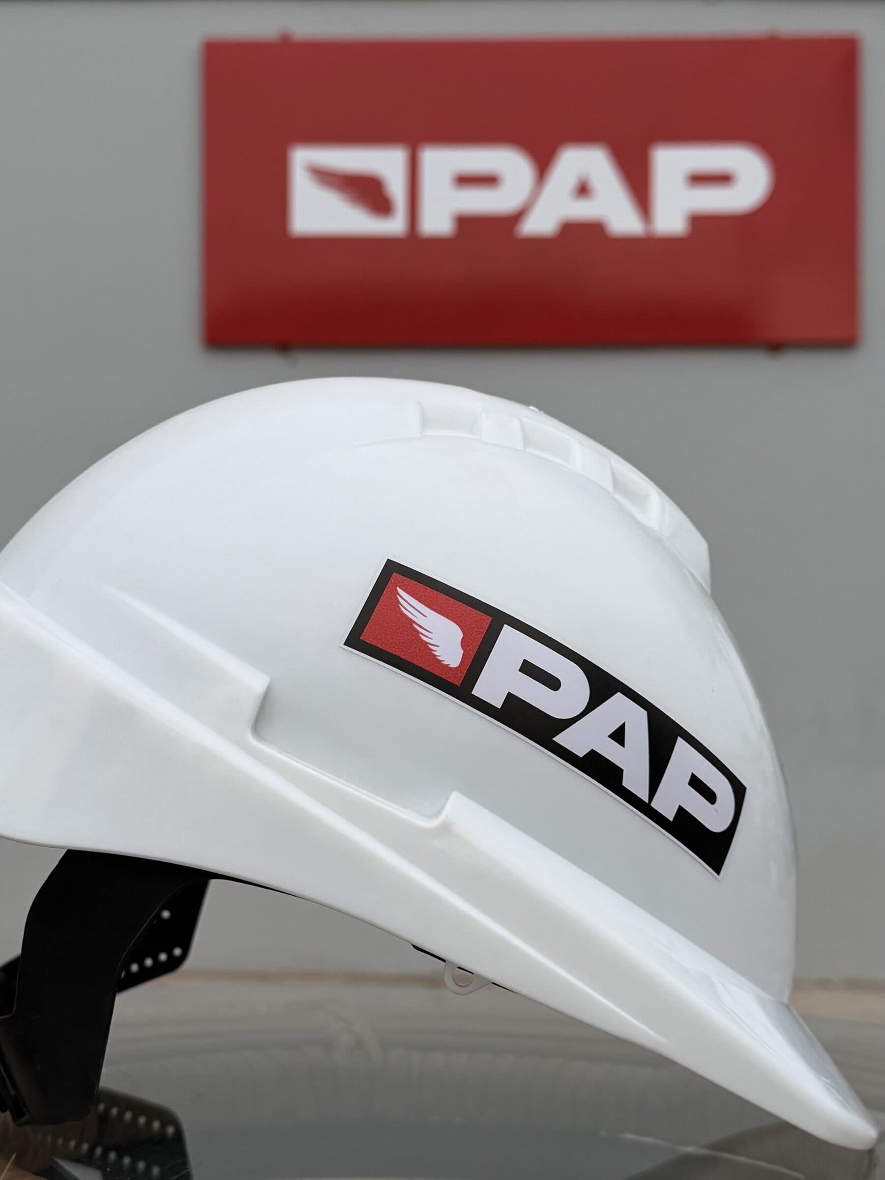 Casco de seguridad blanco con el logo de PAP