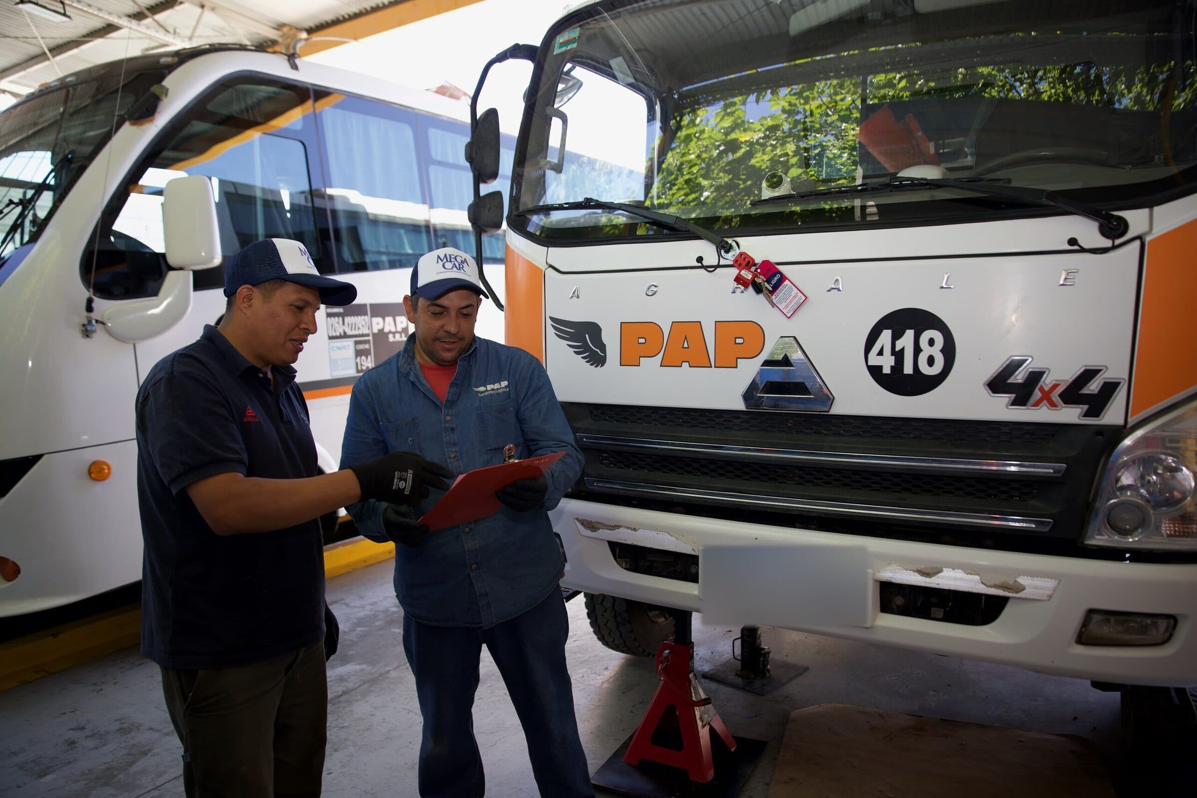 Personal de PAP con una planilla frente a un Camión 4x4, unidad 418