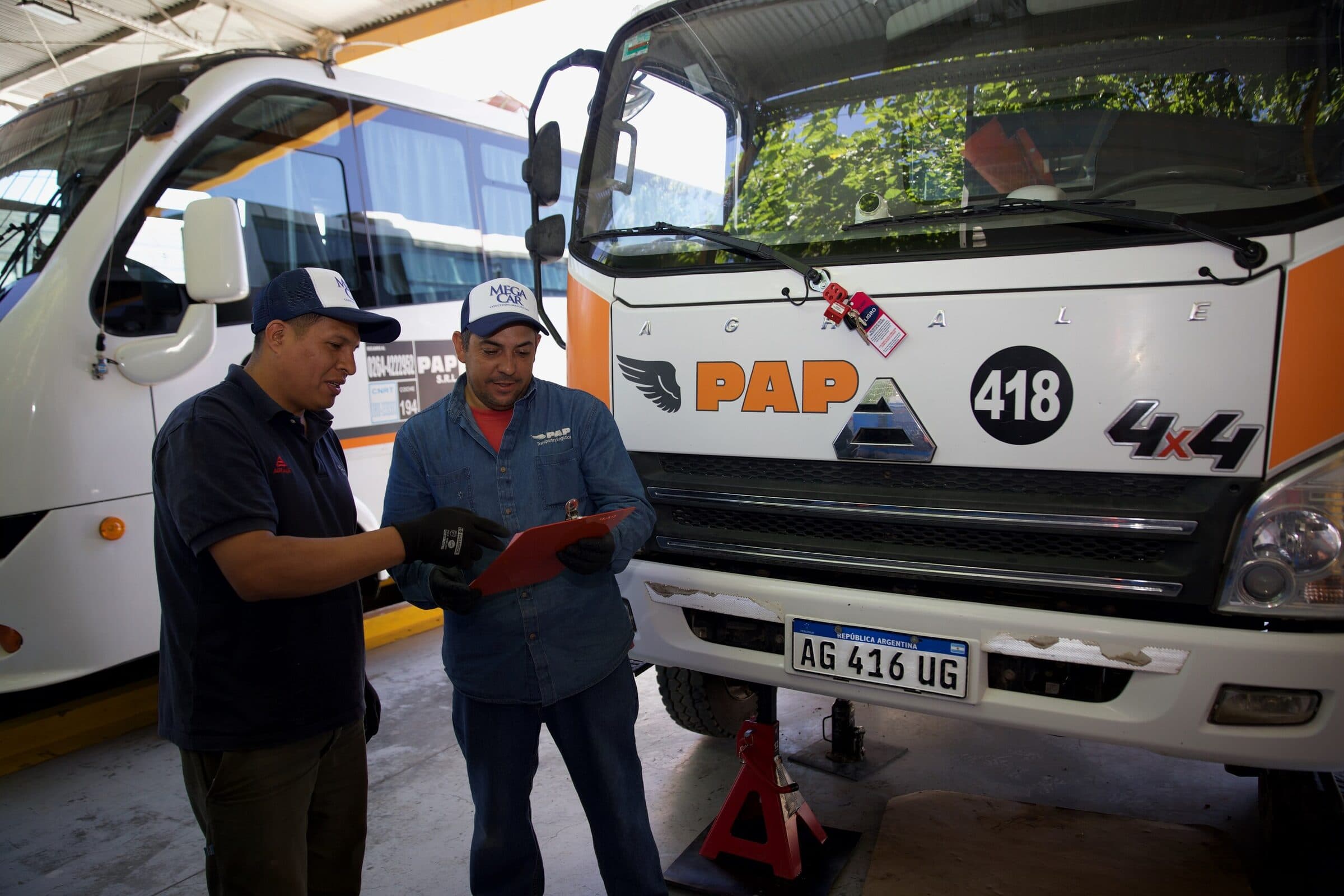 Personal de PAP con una planilla frente a un Camión 4x4, unidad 418