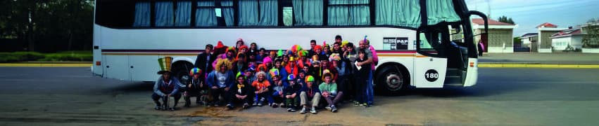 Grupo de personas junto a un bus de PAP